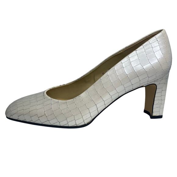 Etienne Aigner Valencia Leather White Shiny Closed Toe Heels Classic Size 8 - Picture 1 of 16